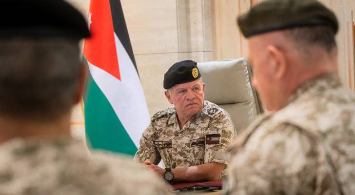 الملك عبدالله الثاني وولي العهد يزوران القيادة العامة للقوات المسلحة الأردنية