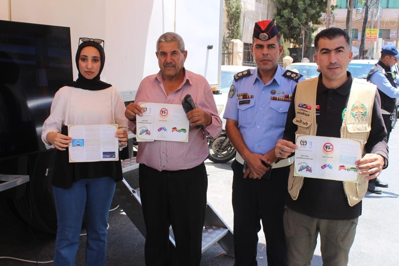 محطة التوعية المتنقلة التابعة للأمن العام تصل المفرق