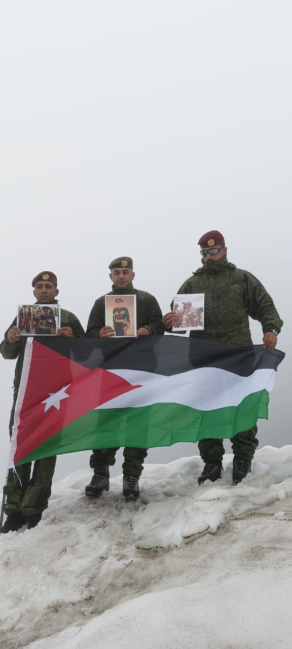 الفريق العسكري الأردني يتسلق عاشر أعلى جبل في العالم