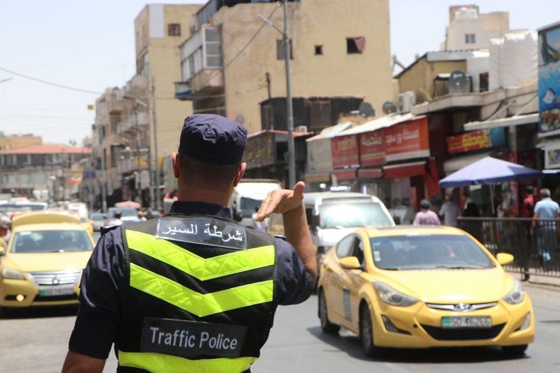 حادث لمركبة من الفئة الصغيرة تقل 11 راكباً ؟ وتالياً سبب الحادثة؟