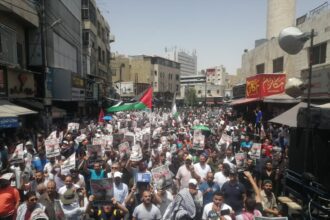 مظاهرة حاشدة في وسط البلد مطالبة بوقف كلّ أشكال التطبيع مع العدوّ الصهيوني