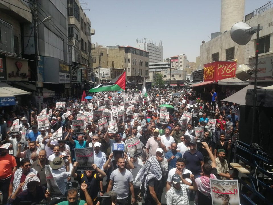 مظاهرة حاشدة في وسط البلد مطالبة بوقف كلّ أشكال التطبيع مع العدوّ الصهيوني