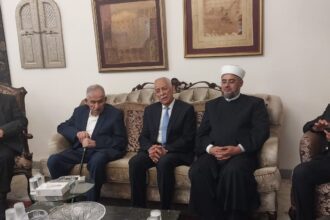 مندوبا عن الملك وولي العهد العيسوي يعزي آل الساكت