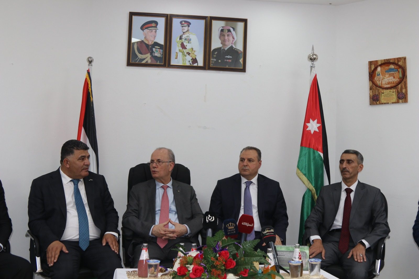 رئيس الوزراء الفلسطيني يزور المستشفى الميداني الأردني في نابلس ويثني على الجهود الإنسانية