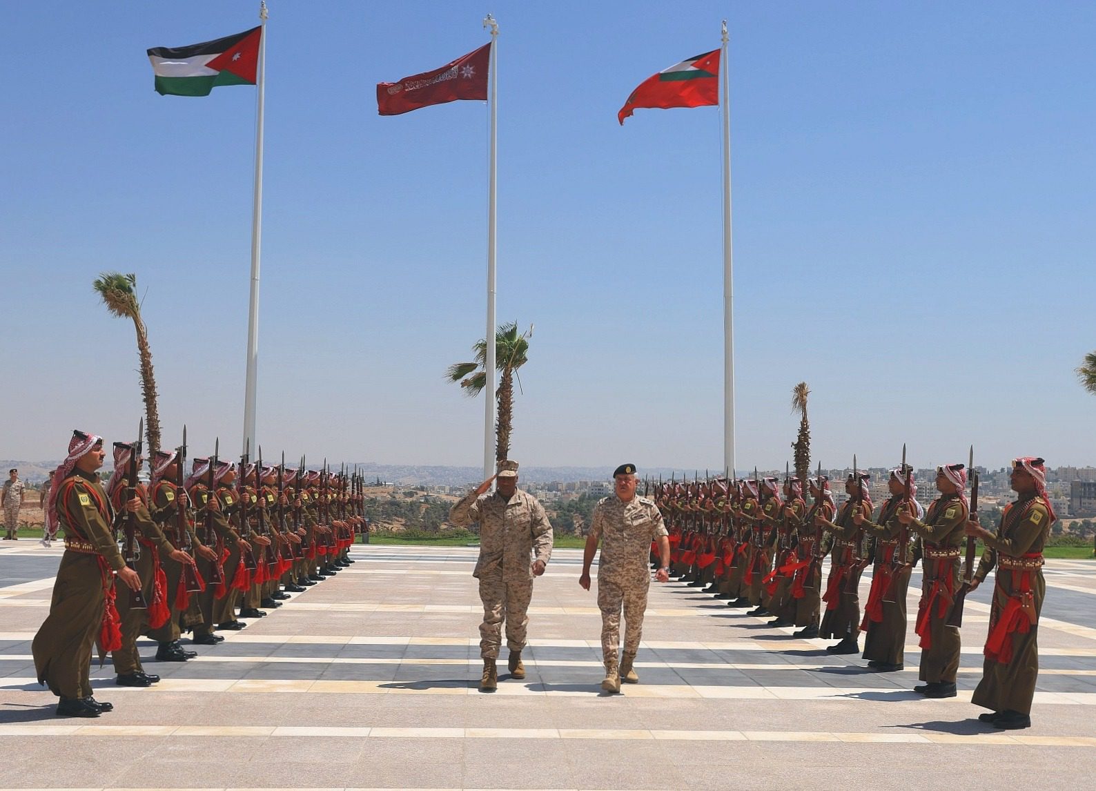 عاجل.. رئيس هيئة الأركان المشتركة يلتقي قائد القيادة الأمريكية في إفريقيا