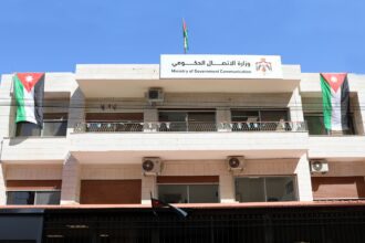 وزيرا الصحة والاتصال الحكومي يناقشان إلغاء لائحة تعرفة الأجور الطبية