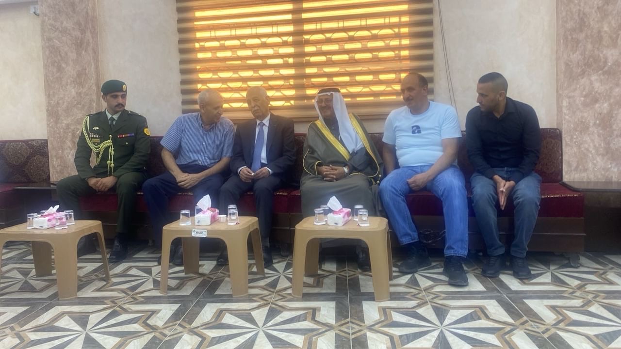 مندوبا عن الملك وولي العهد.... العيسوي يعزي عشيرة الخلايلة