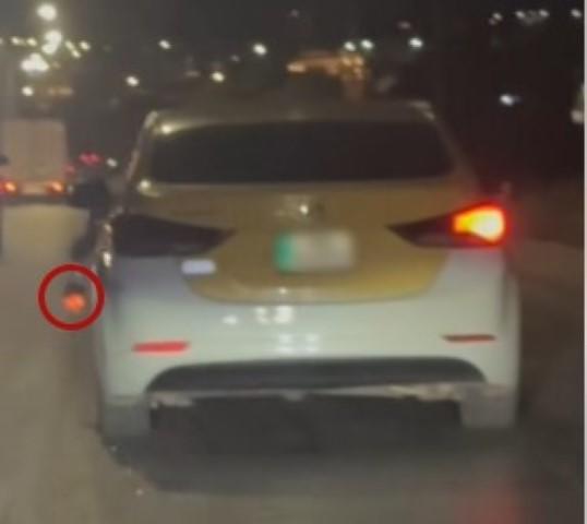 عاجل .. إدارة السير تنشر فيديو لسائق أجرة يشعل الفحم أثناء القيادة