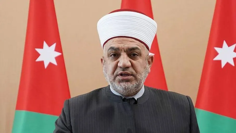 عاجل .. الخلايلة يعلق نشاط 18 شركة حج وعمرة للتحقيق