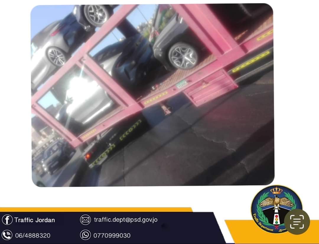 اصطدام ونش كبير بعامود محملة بعشر مركبات