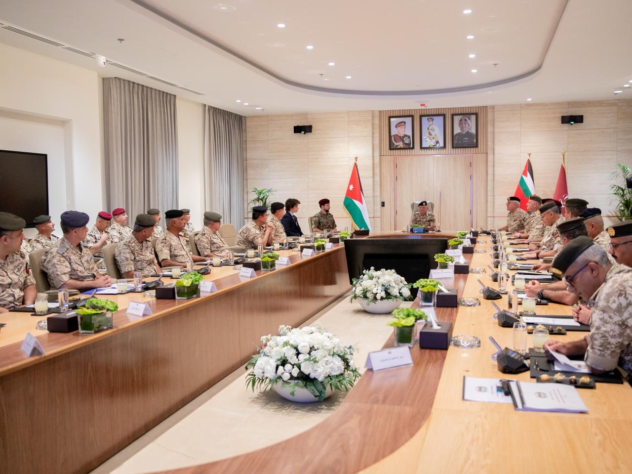 الملك عبدالله الثاني وولي العهد يزوران القيادة العامة للقوات المسلحة الأردنية