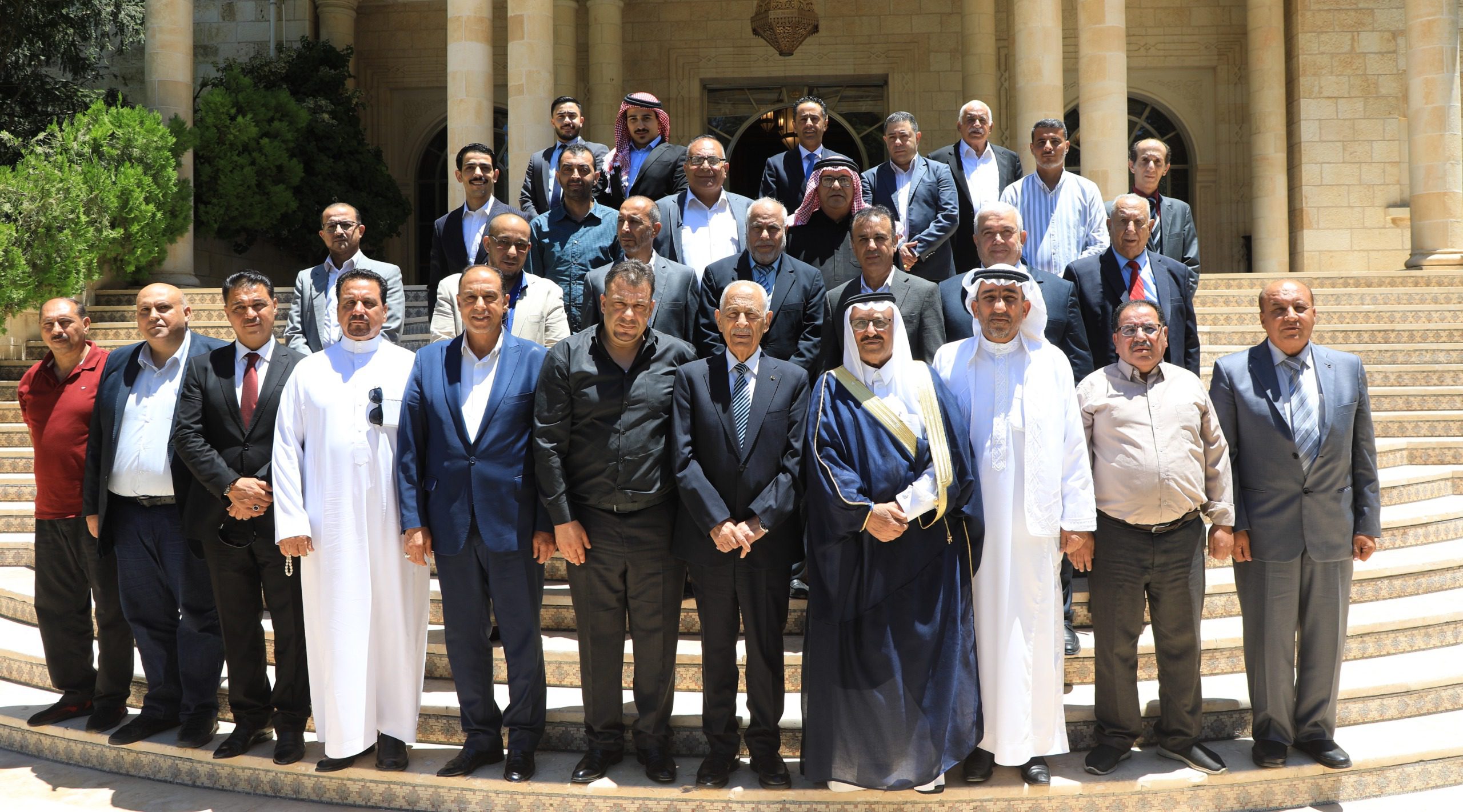 رئيس الديوان الملكي يتلقي وفدا من أبناء عشيرة العلاونة وآل حداد وفعاليات شعبية وشبابية