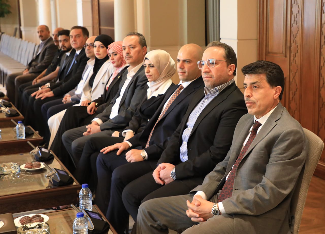 رئيس الديوان الملكي يتلقي وفدا من أبناء عشيرة العلاونة وآل حداد وفعاليات شعبية وشبابية