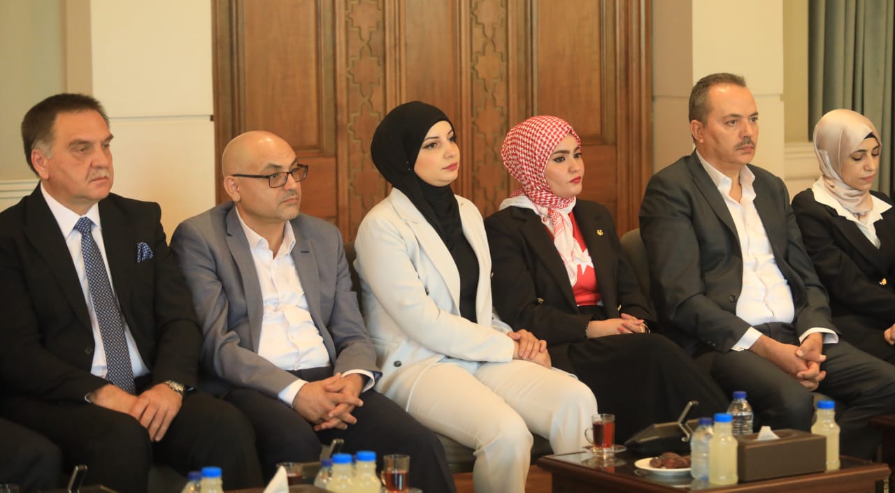 رئيس الديوان الملكي يتلقي وفدا من أبناء عشيرة العلاونة وآل حداد وفعاليات شعبية وشبابية