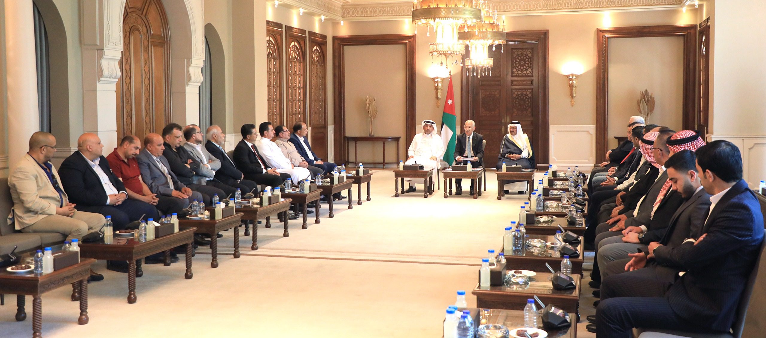رئيس الديوان الملكي يتلقي وفدا من أبناء عشيرة العلاونة وآل حداد وفعاليات شعبية وشبابية