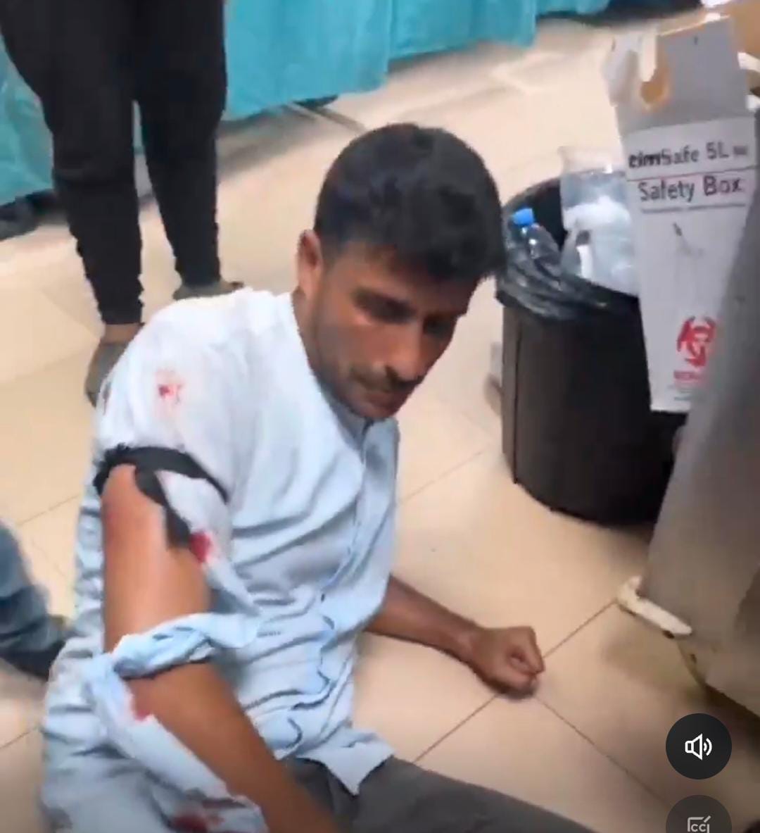 إصابة الصحفي محمود إكي في قصف برج سكني وسط قطاع غزة(فيديو)