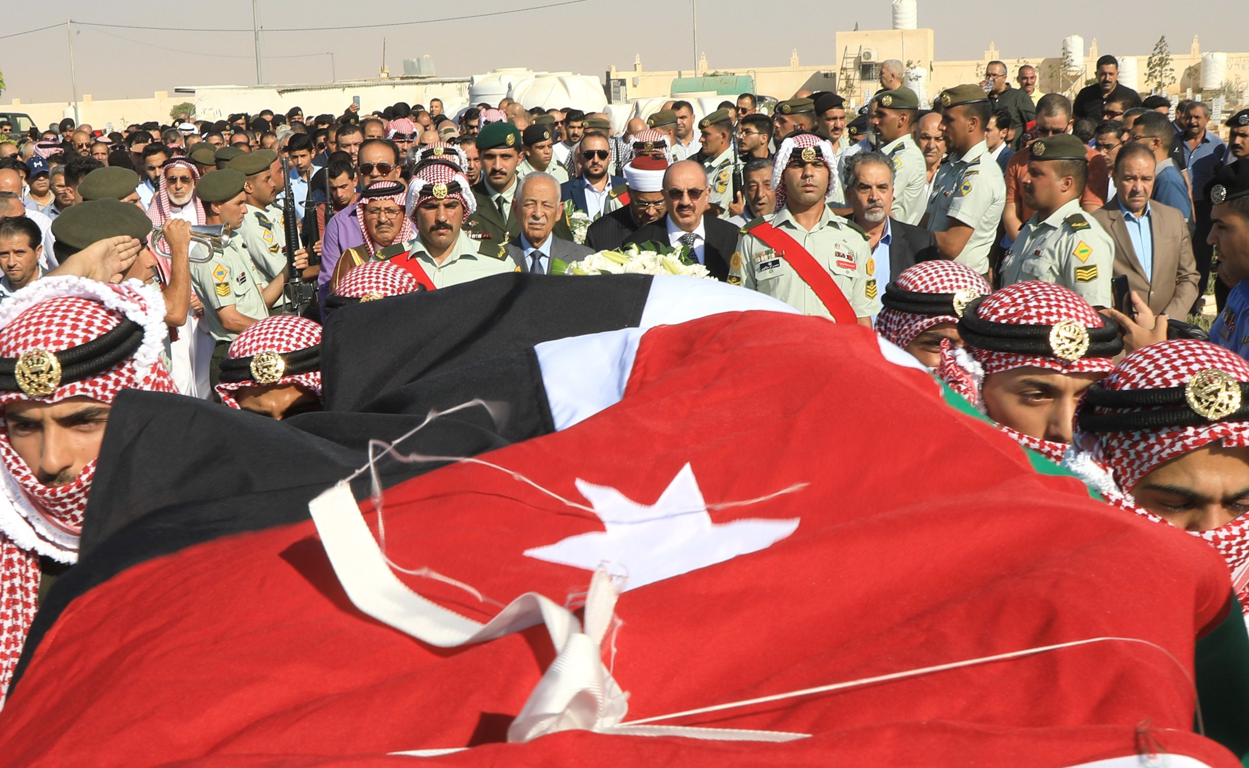 مندوبا عن الملك وولي العهد..العيسوي يشارك في تشييع جثمان فهد العموش