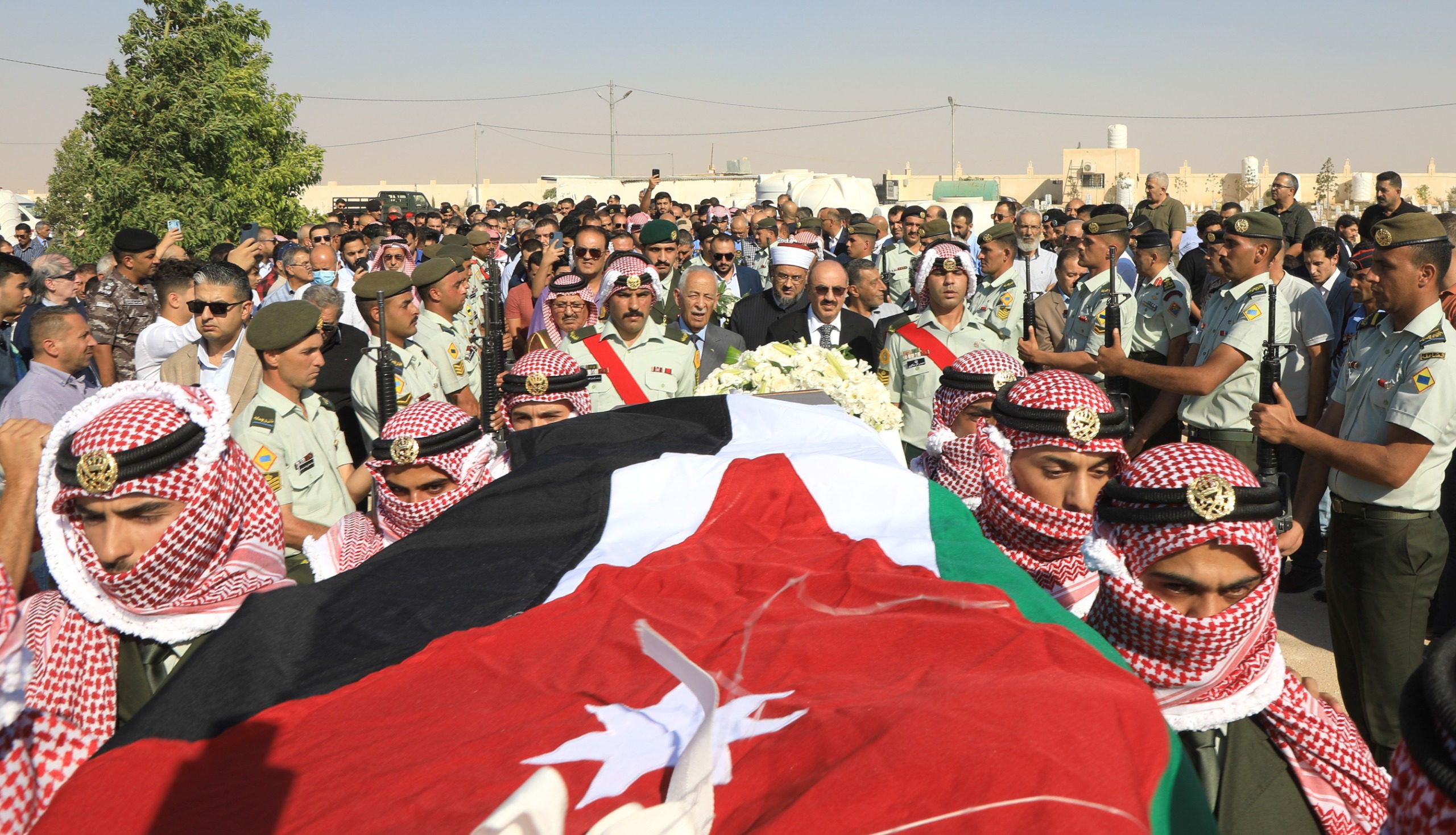 مندوبا عن الملك وولي العهد..العيسوي يشارك في تشييع جثمان فهد العموش