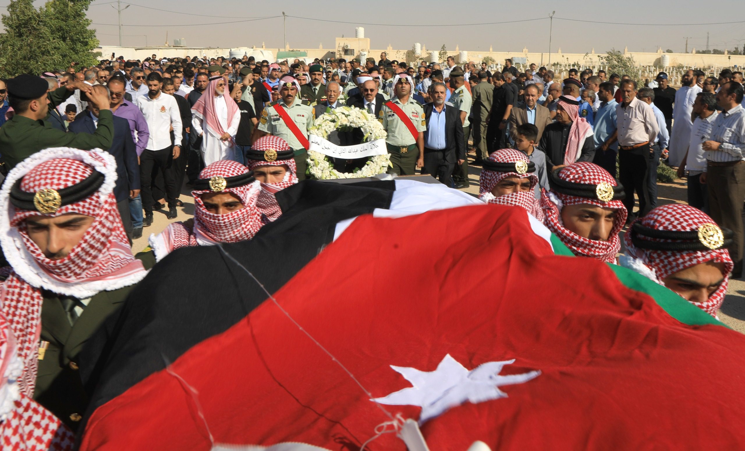 مندوبا عن الملك وولي العهد..العيسوي يشارك في تشييع جثمان فهد العموش