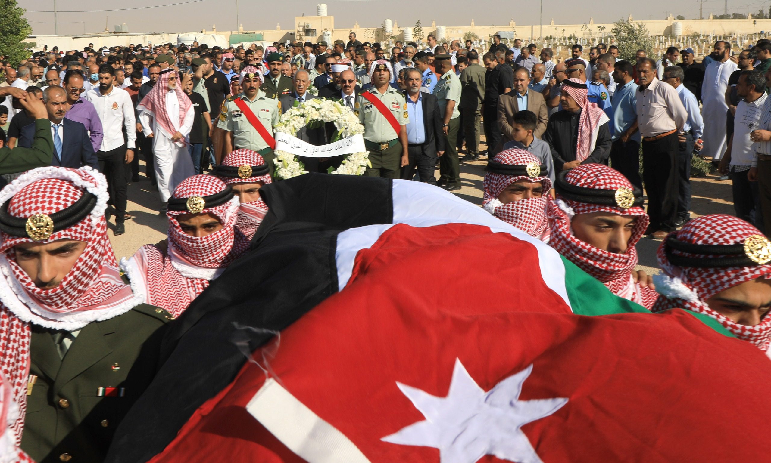 مندوبا عن الملك وولي العهد..العيسوي يشارك في تشييع جثمان فهد العموش