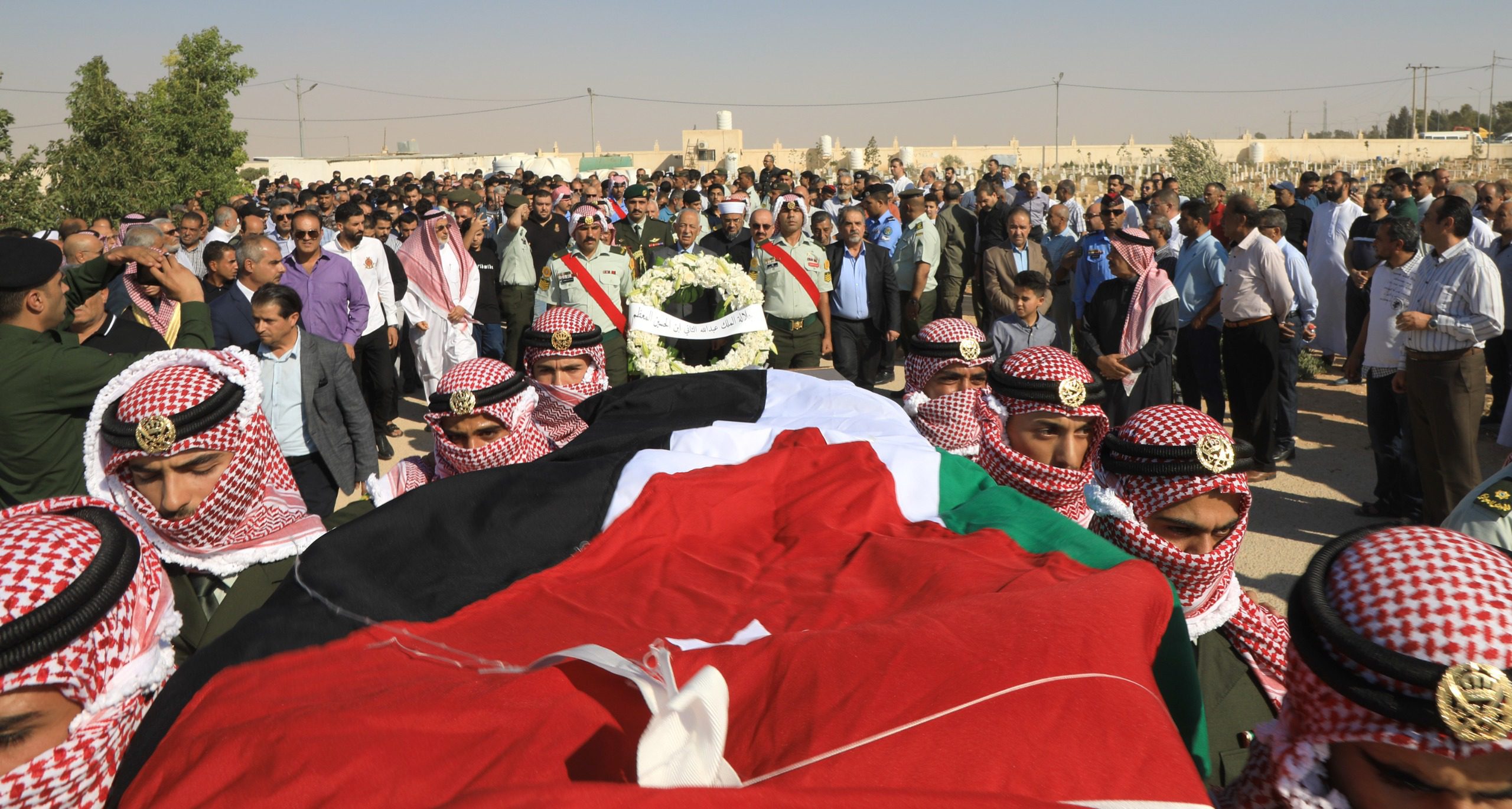 مندوبا عن الملك وولي العهد..العيسوي يشارك في تشييع جثمان فهد العموش