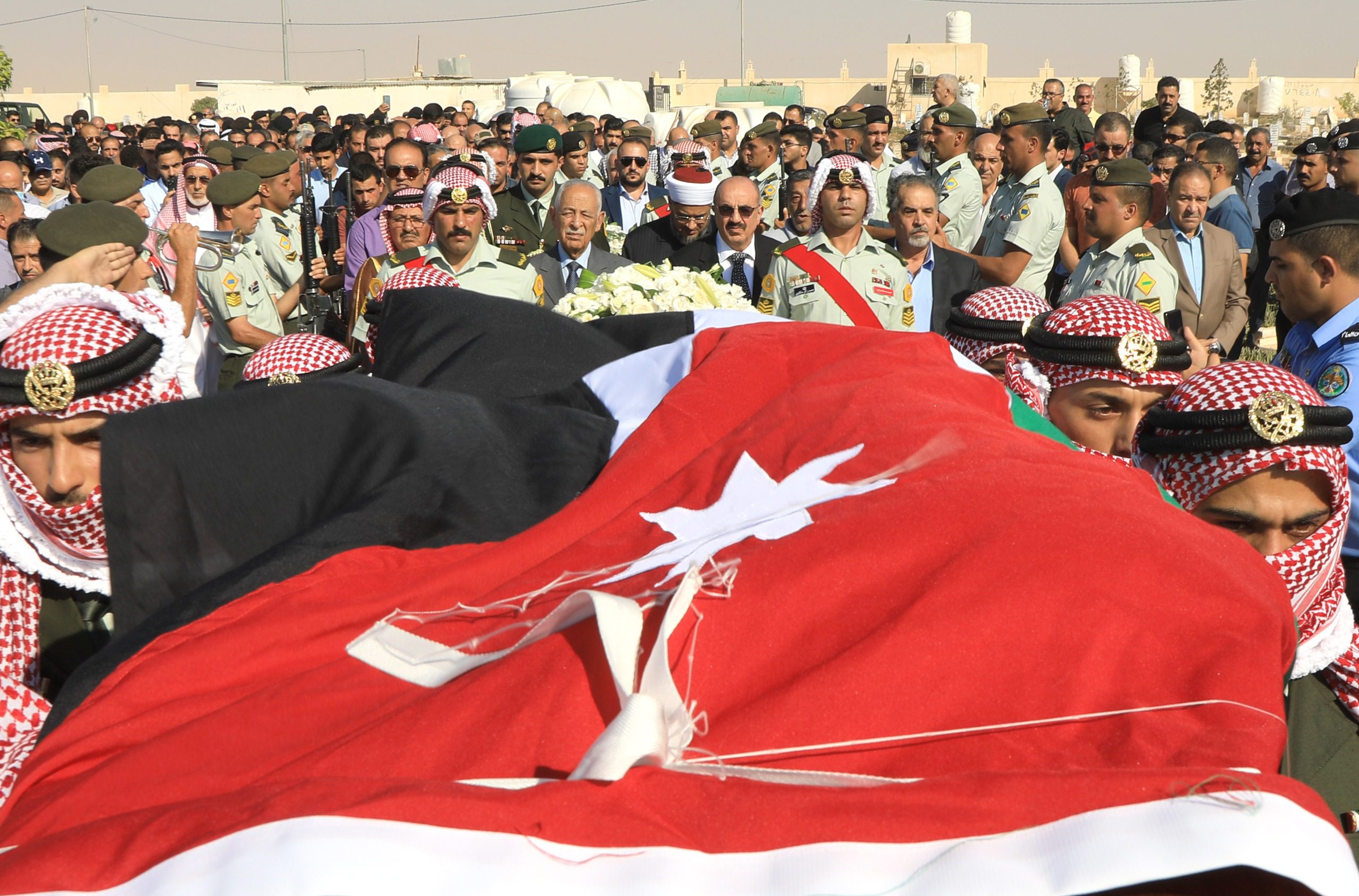 مندوبا عن الملك وولي العهد..العيسوي يشارك في تشييع جثمان فهد العموش