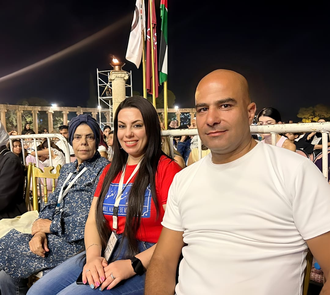  ( ياني العرب ) الموسيقي الأردني العالمي يبهر الجميع بعزفه الساحر بين اعمدة جرش
