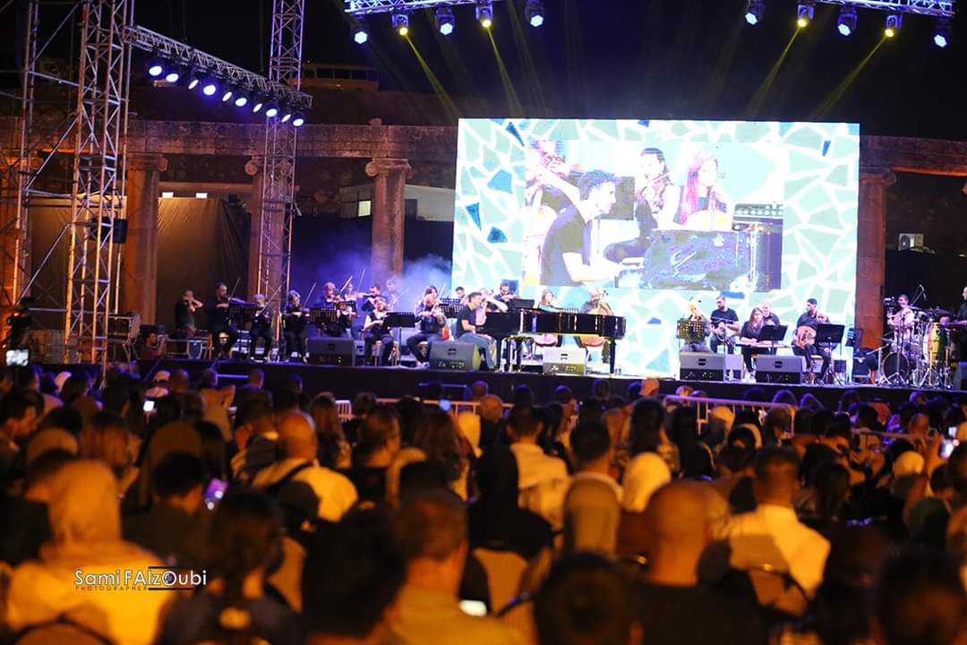 ( ياني العرب ) الموسيقي الأردني العالمي يبهر الجميع بعزفه الساحر بين اعمدة جرش