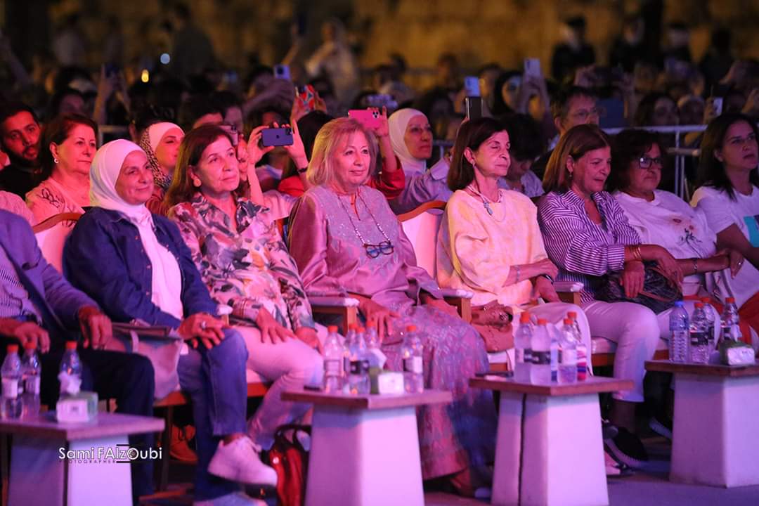 ( ياني العرب ) الموسيقي الأردني العالمي يبهر الجميع بعزفه الساحر بين اعمدة جرش