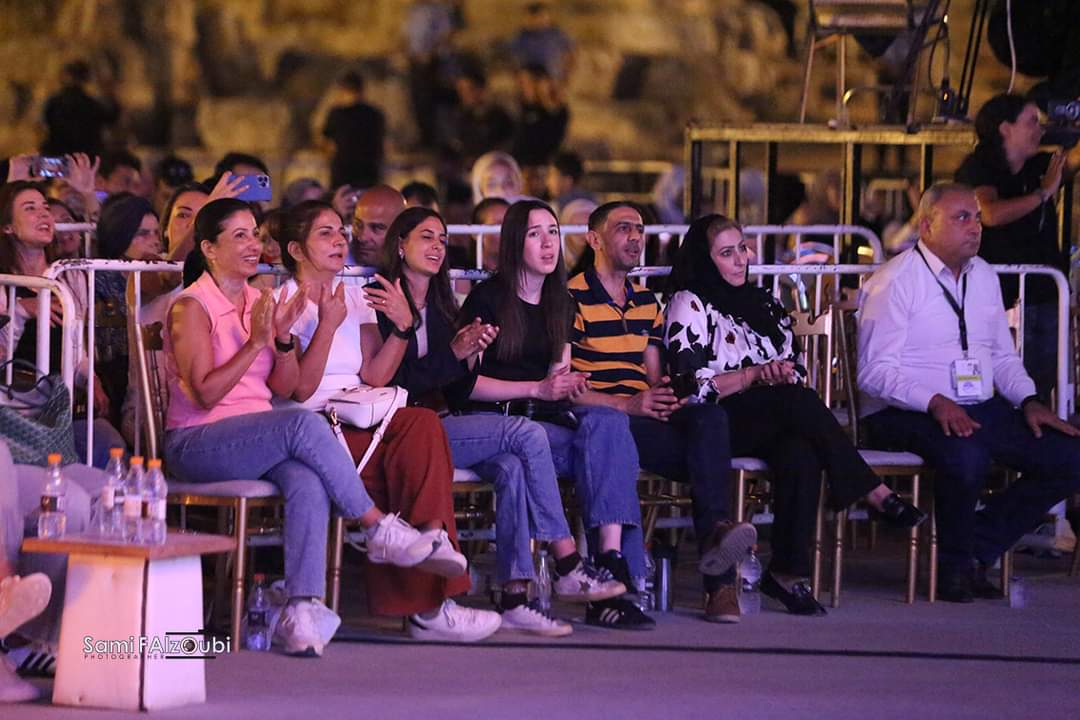  ( ياني العرب ) الموسيقي الأردني العالمي يبهر الجميع بعزفه الساحر بين اعمدة جرش