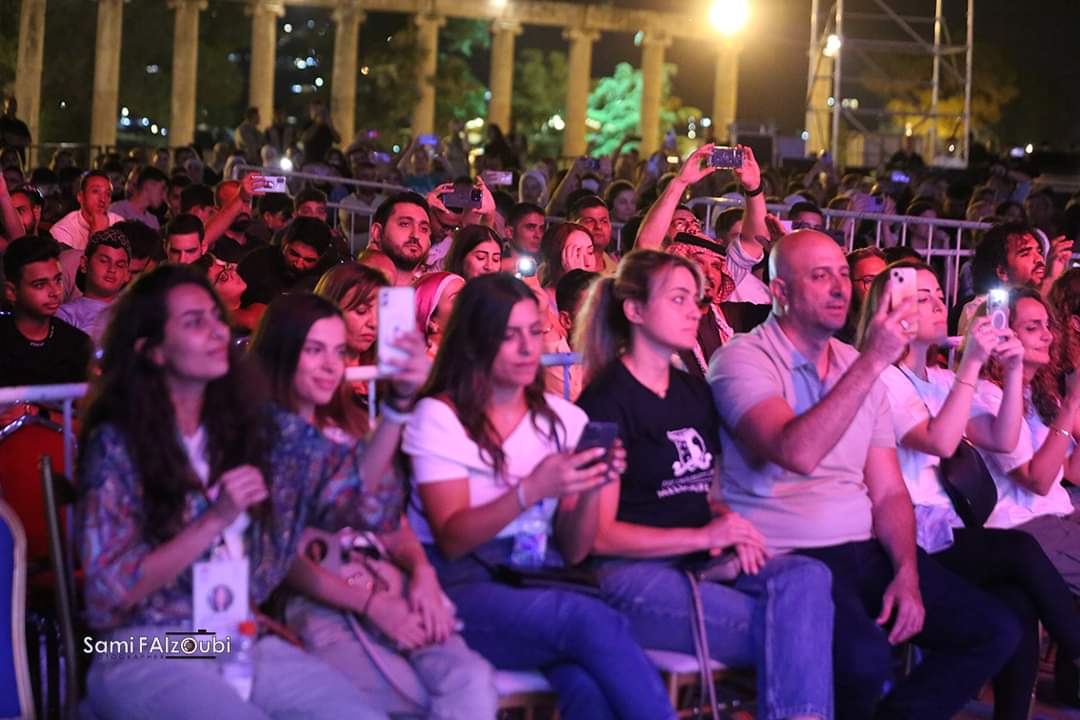  ( ياني العرب ) الموسيقي الأردني العالمي يبهر الجميع بعزفه الساحر بين اعمدة جرش