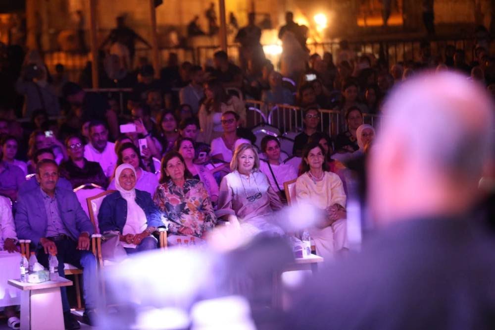  ( ياني العرب ) الموسيقي الأردني العالمي يبهر الجميع بعزفه الساحر بين اعمدة جرش