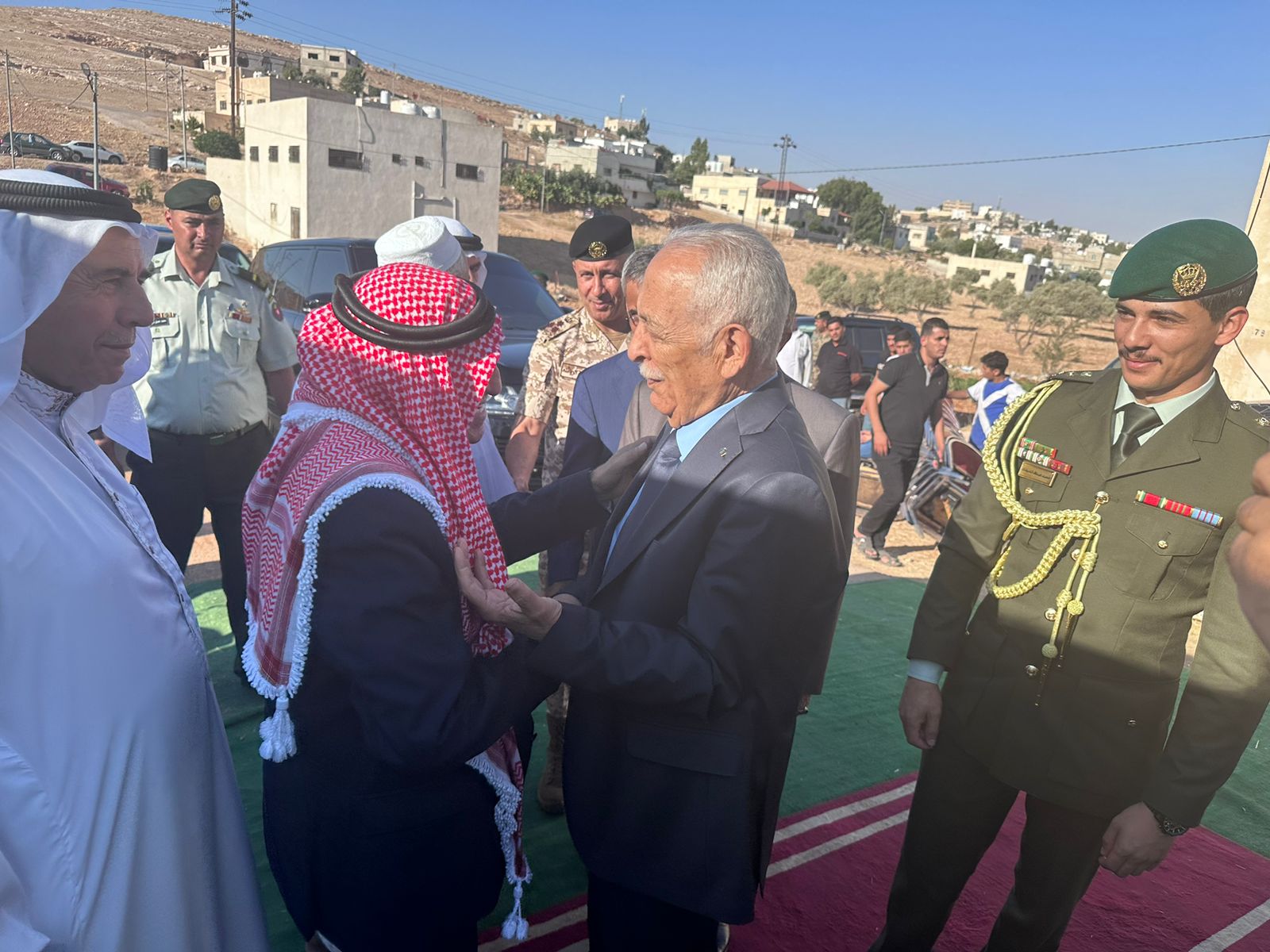 مندوبا عن الملك وولي العهد.... العيسوي يعزي عشيرتي الخصاونة والخوالدة