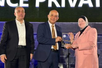 وزير الاتصال الحكومي يَرعى احتفال جامعة العلوم التطبيقية بتميزها العالميّ في التصنيف QS (فيديو)