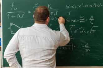مدعوون لإجراء الامتحان التنافسي لوظيفة معلم (أسماء)