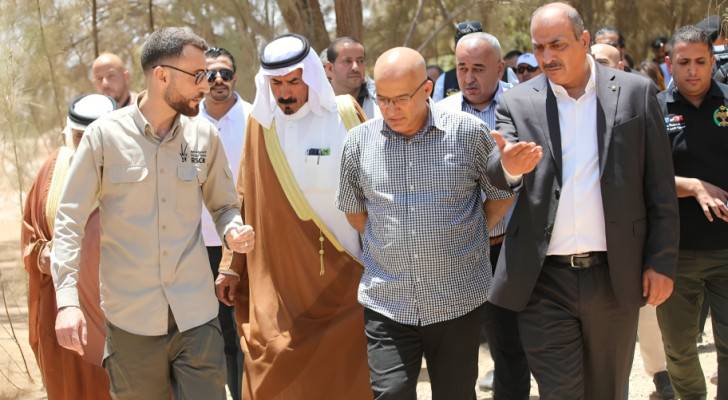 وزير الإتصال الحكومي يطلع عَلى مبادرات تنموية في الأزرق خلال برنامج "تفاصيل"