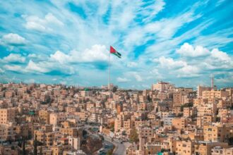 ارتفاع على درجات الحرارة درجتين مئويتين و يكون الطقس مساءاً معتدل ومناسب للجلسات الخارجية