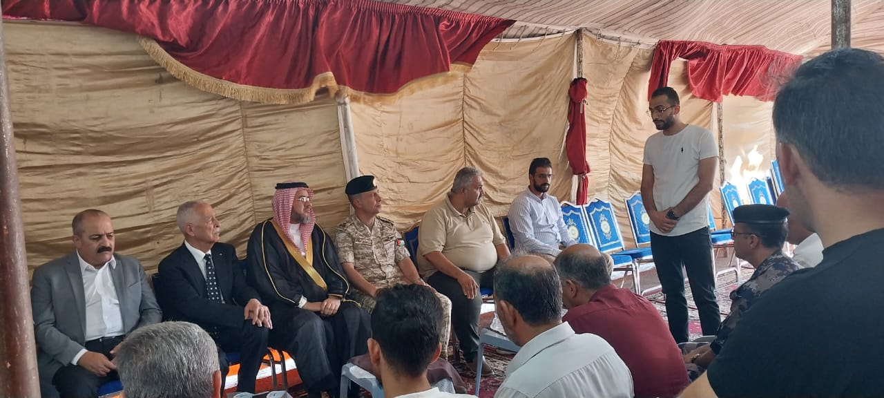 مندوبا عن الملك وولي العهد.. العيسوي يعزي ذوي الشهيد الفوارس