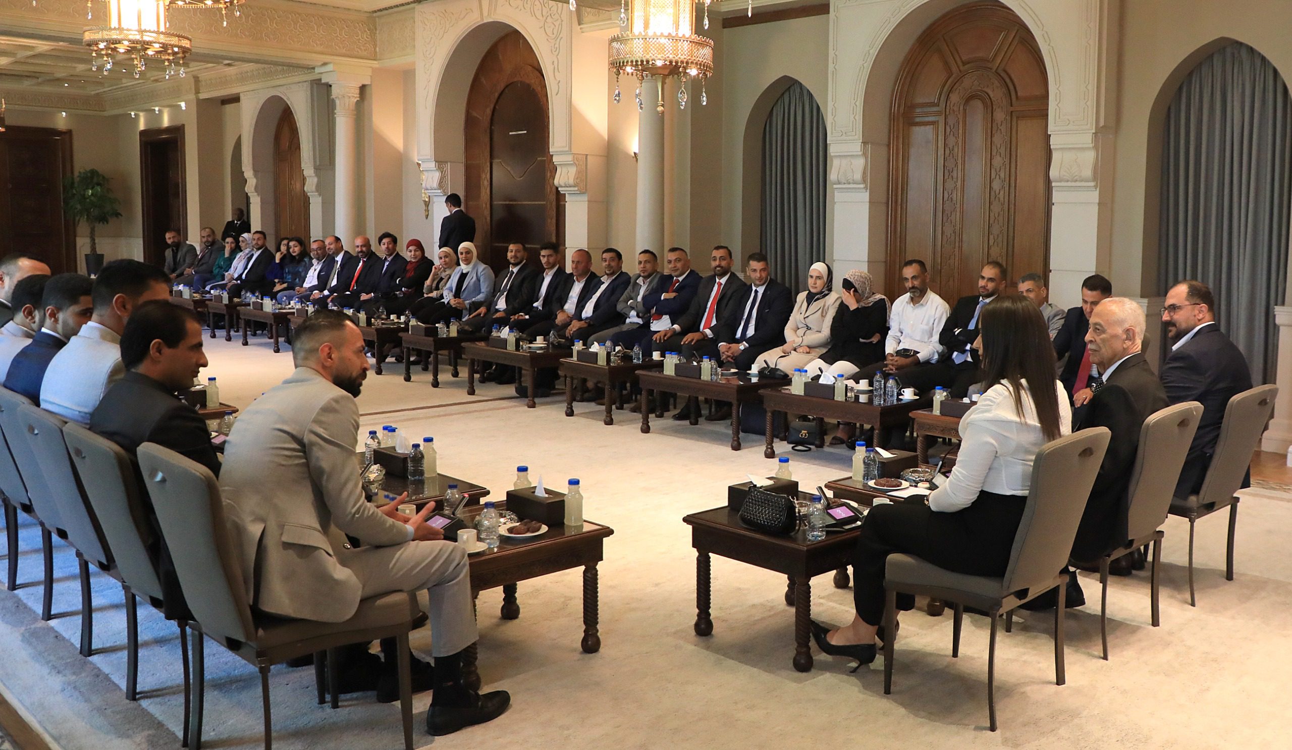 رئيس الديوان الملكي يلتقي وفدا شبابيا من محافظة البلقاء