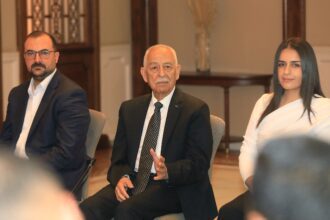 رئيس الديوان الملكي يلتقي وفدا شبابيا من محافظة البلقاء