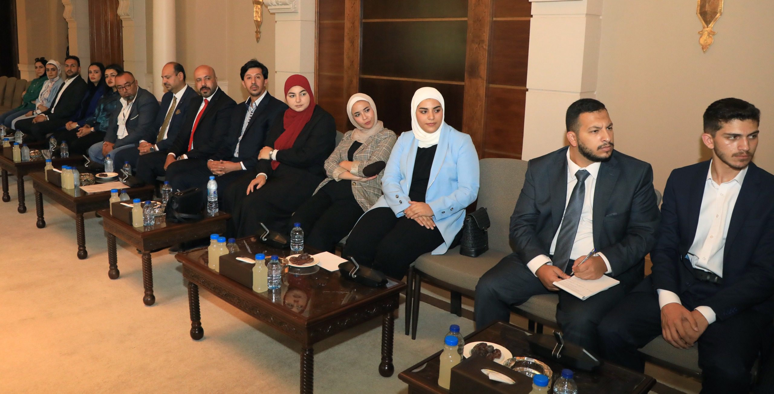 رئيس الديوان الملكي يلتقي وفدا شبابيا من محافظة البلقاء
