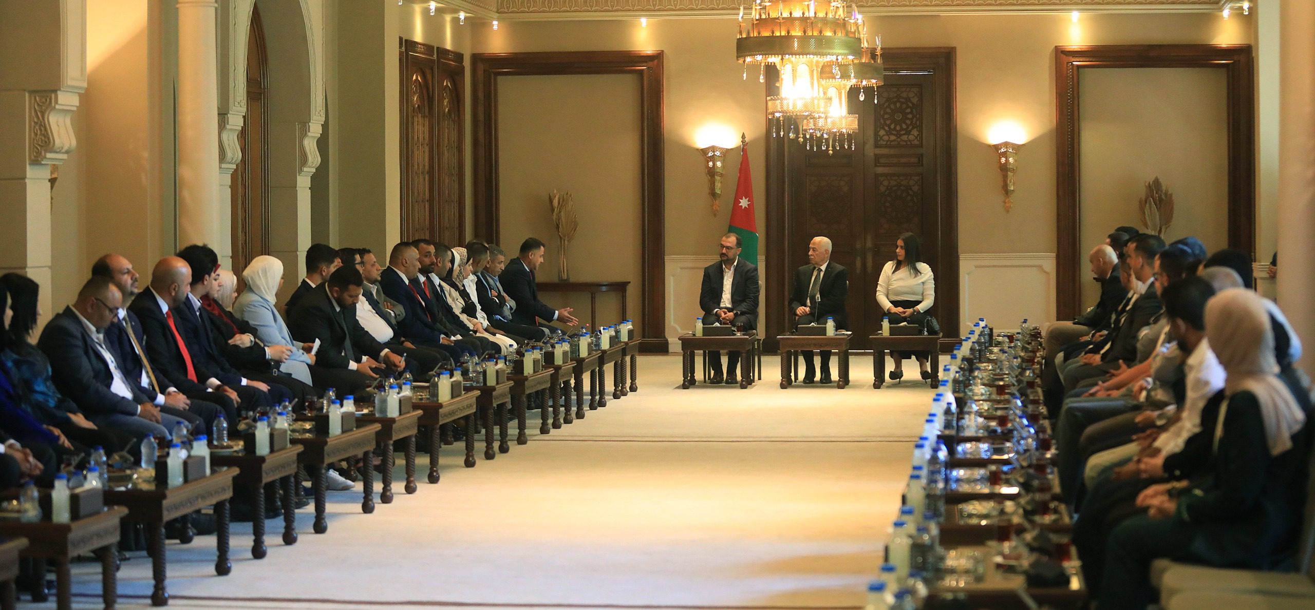 رئيس الديوان الملكي يلتقي وفدا شبابيا من محافظة البلقاء