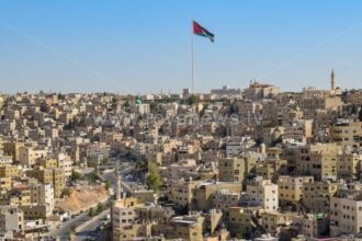 الطقس حار نسبياً في معظم مناطق المملكة وحار جداً في البحر الميت و العقبة