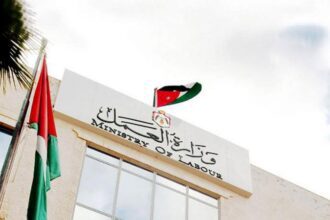 بسبب مخالفتهم القوانين.. العمل ترحل ٨٠٨ عامل وافد