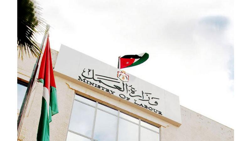 بسبب مخالفتهم القوانين.. العمل ترحل ٨٠٨ عامل وافد