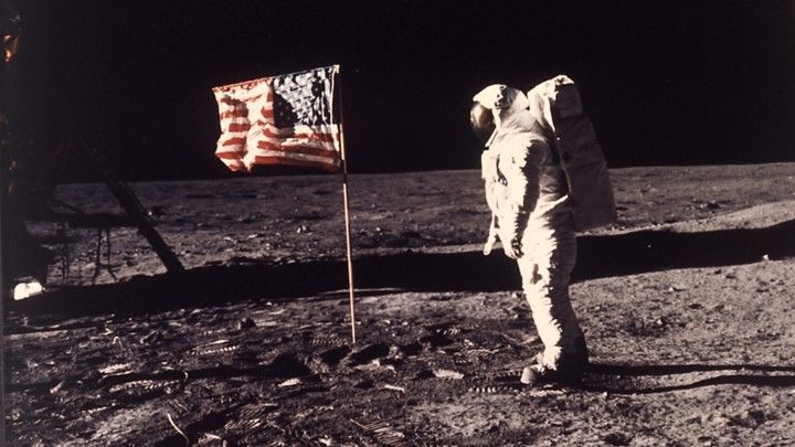 في مثل هذا اليوم عام 1969 تمكنت مهمة "أبولو 11" من الهبوط على سطح القمر