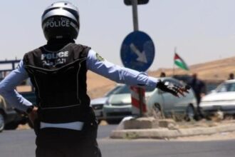 المباحث المرورية تلقي القبض على سائق عمومي سمح لابنه بالقيادة وقام بتصويره (فيديو)