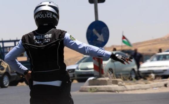 المباحث المرورية تلقي القبض على سائق عمومي سمح لابنه بالقيادة وقام بتصويره (فيديو)