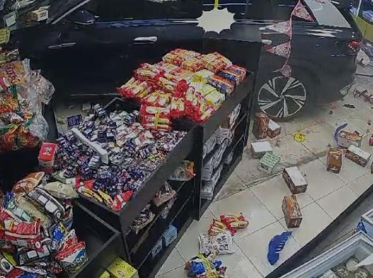 فيديو متداول لاقتحام سيارة لمحل سوبر ماركت في عمان