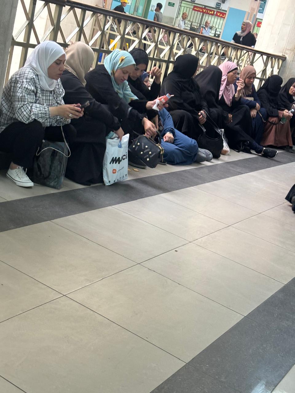 بالفيديو والصور المراجعين في مستشفى الزرقاء الحكومي